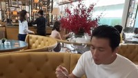 Setelah mendapat kejutan sederhana dari Syahrini, pria kelahiran 1984 itu terlihat menikmati brunch berupa sosis, scrambled egg, dan sayuran di restoran. Foto: Instagram @princesssyahrini @reinobarack