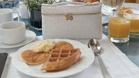 Tidak ketinggalan, Syahrini juga menunjukkan menu Sunday Brunchnya, yang terdiri dari dua buah pancake, waffle, dan jus jeruk. Foto: Instagram @princesssyahrini @reinobarack