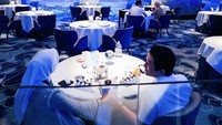 Salah satunya ini, ketika mereka menikmati makan malam bersama di sebuah restoran di Dubai yang punya pemandangan langsung ke Aquarium besar. Foto: Instagram @princesssyahrini @reinobarack