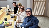 Saat berada di Singapura, Reino Barack juga tampak menikmati makan malam di restoran Jepang bersama Syahrini, ibu mertua, dan adik iparnya. Mereka sepertinya makan di restoran bergaya Omakase. Foto: Instagram @princesssyahrini @reinobarack