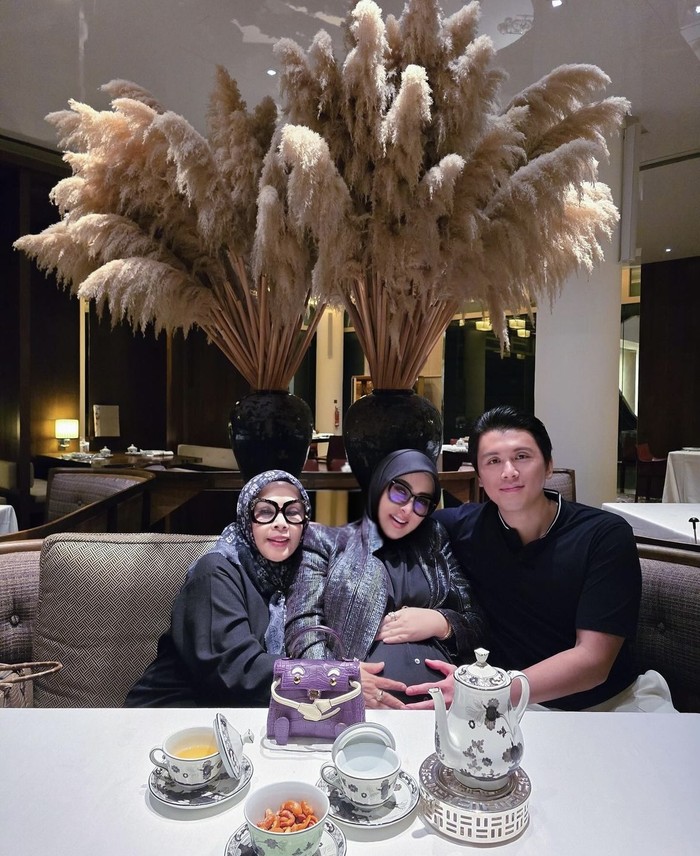 Reino Barack Ultah, Dapat Kejutan Kue dan Buket Bunga dari Syahrini