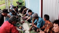 Sebagai seorang anggota DPR RI, mengunjungi dapil menjadi kewajibannya. Setibanya di dapil tersebut ia langsung ikut makan bersama rakyat di sana. Foto: Instagram/riznatakusumah
