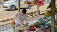 Saat berkunjung ke suatu daerah menjadi kesempatan bagi Rizky untuk mencicipi menu-menu asli di sana. Bahkan ia tak sungkan duduk di sebuah warung kayu dengan menu-menu yang sangat sederhana. Foto: Instagram/riznatakusumah