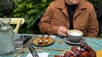 Sesekali ia juga senang menikmati suasana kafe yang tenang. Demi melepas rasa jenuhnya ia memilih minum kopi dengan kafe bertema alam lepas yang hijau. Foto: Instagram/riznatakusumah
