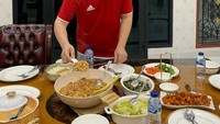 Urusan makanan Rizky termasuk yang paling mudah menikmati makanan. Sekadar nasi goreng saja sudah membuatnya nafsu makan saat pulang ke rumah. Foto: Instagram/riznatakusumah