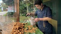 Gaya unik ditampilkan Rizky saat membeli tahu goreng di pinggir jalan. Ia masuk ke dalam etalasenya dan memilih langsung tahu yang dingin dibeli. Foto: Instagram/riznatakusumah