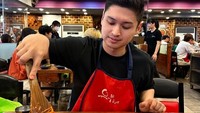 Di tengah kesibukannya mengemban tugas negara, Rizky menyelipkan hobinya untuk kulineran. Termasuk ketika mencicipi tteokpokki khas Korea Selatan. Foto: Instagram/riznatakusumah