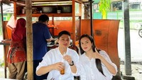 Beby dan suaminya memiliki gaya kuliner yang unik sejak berpacaran. Keduanya lebih senang menikmati makanan-makanan kaki lima nan sederhana. Foto: Instagram/riznatakusumah
