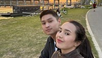 Pernikahannya dilaksanakan dengan adat Aceh merujuk pada keluarga Beby Tsabina. Keduanya tampak bahagia setelah resmi menjadi pasangan suami istri. Foto: Instagram/riznatakusumah