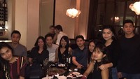 Sosoknya sebagai anak muda juga tak terlepas dari sosialisasinya dengan teman-teman. Ia hadir lebih santai ketika hangout dengan teman-temannya. Foto: Instagram/riznatakusumah