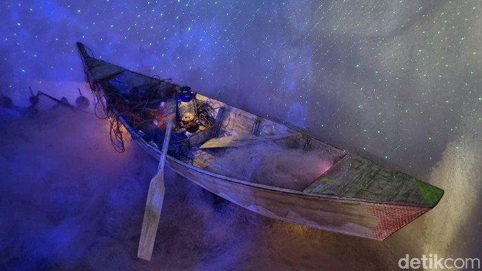 Satu instalasi multimedia bertajuk Membaca Bintang yang berisi perahu nelayan lengkap dengan lentera, dayung hingga langit yang penuh dengan bintang di pameran tunggal Tentang Laut di Galeri Lorong, Nitiprayan, Kasihan, Bantul, Minggu (23/6/2024).
