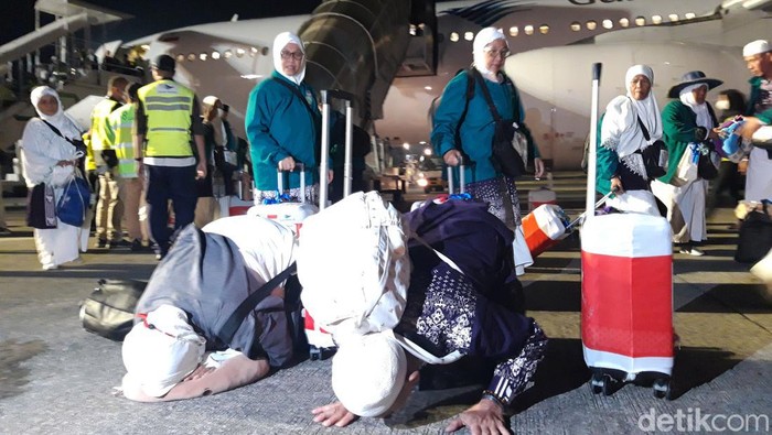 Sejumlah jemaah haji Kloter 1 Embarkasi Solo, melakulan sujud syukur setelah turun dari pesawat di bandara Adi Soemarmo, Boyolali Minggu (23/6/2024) dini hari.