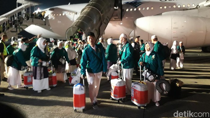 Sejumlah jemaah haji Kloter 1 Embarkasi Solo, melakulan sujud syukur setelah turun dari pesawat di bandara Adi Soemarmo, Boyolali Minggu (23/6/2024) dini hari.