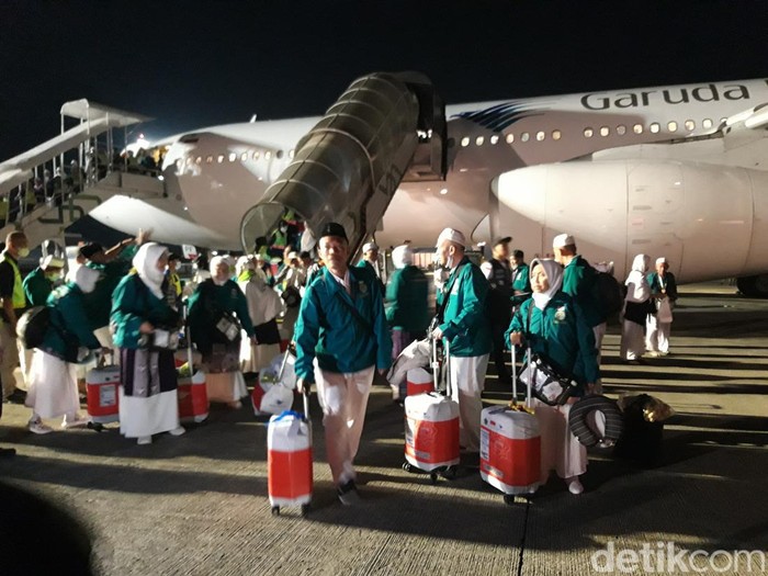 Sejumlah jemaah haji Kloter 1 Embarkasi Solo, melakulan sujud syukur setelah turun dari pesawat di bandara Adi Soemarmo, Boyolali Minggu (23/6/2024) dini hari.