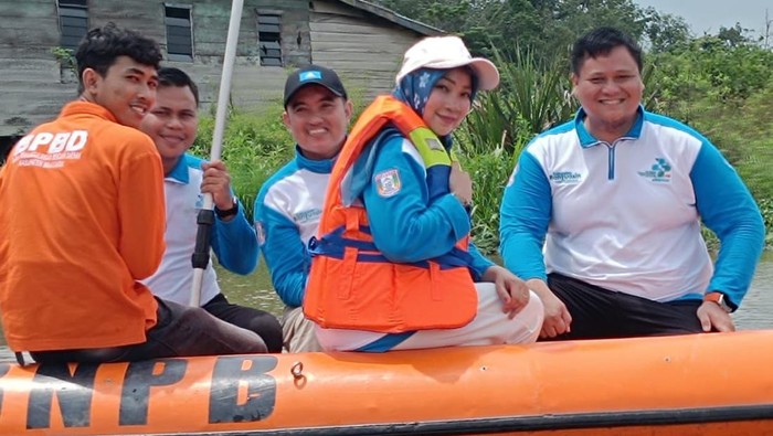 Sekda Banyuasin usai melakukan koordinasi dengan masyarakat dalam upaya mencegah karhutla.