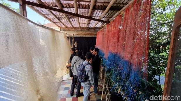 Suasana di pameran tunggal 'Tentang Laut' di Galeri Lorong, Nitiprayan, Kasihan, Bantul, Minggu (23/6/2024).