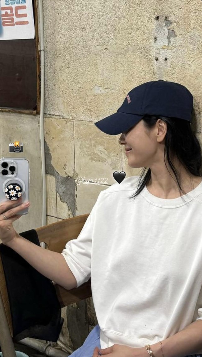 Kemudian giliran Suzy mengunggah foto Song Hye Kyo di Instagram Story. Terungkap bahwa keduanya kompak memakai atasan putih dan topi warna biru. Foto: Instagram