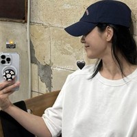 Kemudian giliran Suzy mengunggah foto Song Hye Kyo di Instagram Story. Terungkap bahwa keduanya kompak memakai atasan putih dan topi warna biru. Foto: Instagram