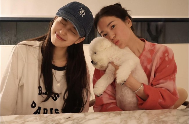 Foto Suzy dan Song Hye Kyo sontak ramai menjadi perbincangan netizen yang menggemari keduanya. Tak sedikit yang bahagia melihat keduanya dekat dan akur. Foto: Instagram