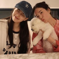 Foto Suzy dan Song Hye Kyo sontak ramai menjadi perbincangan netizen yang menggemari keduanya. Tak sedikit yang bahagia melihat keduanya dekat dan akur. Foto: Instagram