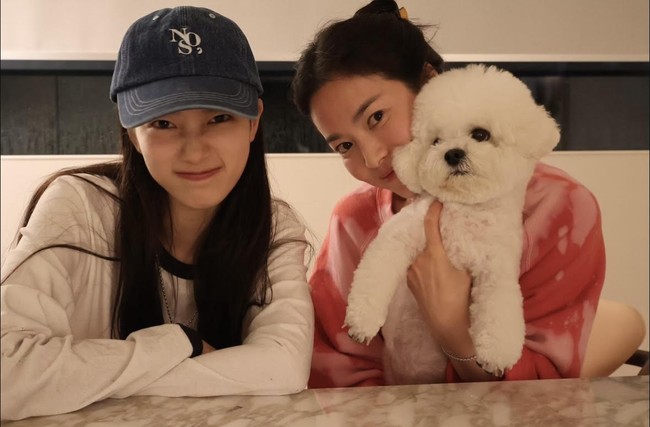 Sejumlah netizen menganggap Song Hye Kyo dan Suzy mewakili standar kecantikan Korea Selatan. Ketika disandingkan, keduanya memancarkan kecantikan alami tanpa makeup. Foto: Instagram