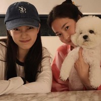 Sejumlah netizen menganggap Song Hye Kyo dan Suzy mewakili standar kecantikan Korea Selatan. Ketika disandingkan, keduanya memancarkan kecantikan alami tanpa makeup. Foto: Instagram