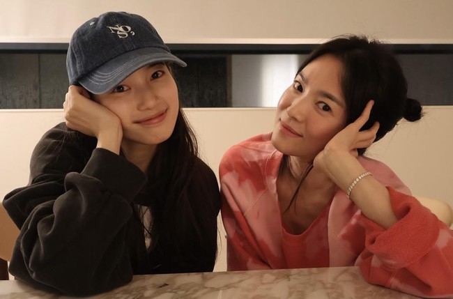 Suzy dan Song Hye Kyo belum pernah beradu akting sebelumnya. Kedua aktris cantik Korea menghebohkan penggemar setelah membagikan foto kebersamaan mereka di Instagram masing-masing. Foto: Instagram