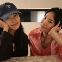 Suzy dan Song Hye Kyo belum pernah beradu akting sebelumnya. Kedua aktris cantik Korea menghebohkan penggemar setelah membagikan foto kebersamaan mereka di Instagram masing-masing. Foto: Instagram
