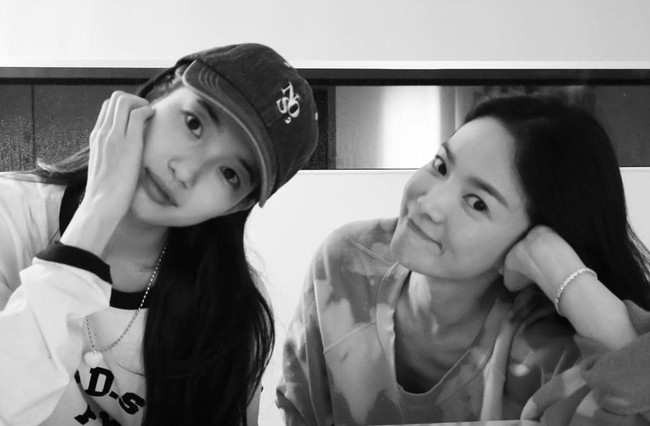 Penggemar tak menyangka Suzy dan Song Hye Kyo memiliki hubungan dekat selama ini. Bahkan tak sedikit penggemar yang mengira keduanya akan dipertemukan dalam project drama dan beradu akting. Foto: Instagram