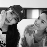 Penggemar tak menyangka Suzy dan Song Hye Kyo memiliki hubungan dekat selama ini. Bahkan tak sedikit penggemar yang mengira keduanya akan dipertemukan dalam project drama dan beradu akting. Foto: Instagram