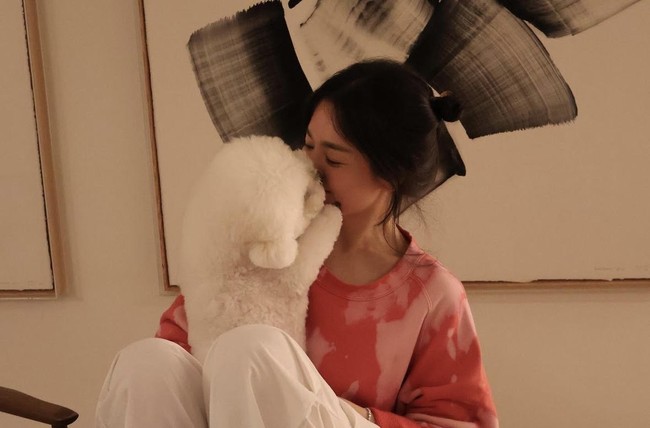 “Gebrakan hari ini, bikin shik shak shok, 2 dewi korea lg hangout, saling foto,  bareface pun tetap cantik 😍” “Kira kira project apa yaa?” “gak expect bakal nongki bareng 😭” komentar sejumlah netizen di Twitter. Foto: Instagram