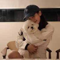 Dalam foto yang dibagikan di Instagram, Song Hye Kyo juga tampak mengajak Suzy bermain bersama anjing peliharaannya. Foto: Instagram