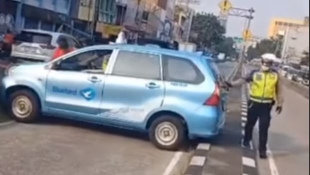 Taksi BlueBird nyangkut di jalur TransJakarta.