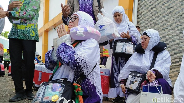 Tangis haru jemah haji asal Lampung saat tiba di Asrama Haji.