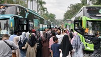 Tampak anggota keluarga memadati Alun-alun Bojonegoro, tempat jemaah haji datang (Foto: Ainur Rofiq/detikJatim)