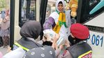 Tangis Haru Keluarga Sambut Kepulangan Tamu Allah di Bojonegoro