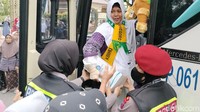 Petugas juga membantu para jemaah agar selamat sampai rumah (Foto: Ainur Rofiq/detikJatim)
