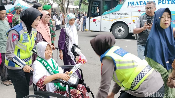 Tangis haru sambut kepulangan jemaah haji kloter 1 asal Bojonegoro