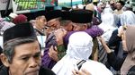 Tangis Haru Keluarga Sambut Kepulangan Tamu Allah di Bojonegoro