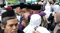 Jemaah haji kloter pertama asal Bojonegoro telah kembali ke kampung halaman. Kepulangan para tamu Allah disambut tangis haru keluarga (Foto: Ainur Rofiq/detikJatim)