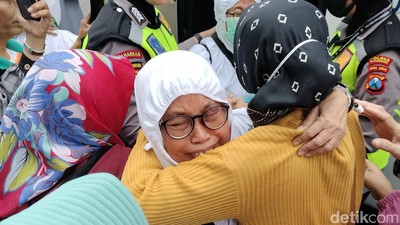 Tangis Haru Keluarga Sambut Kepulangan Tamu Allah di Bojonegoro