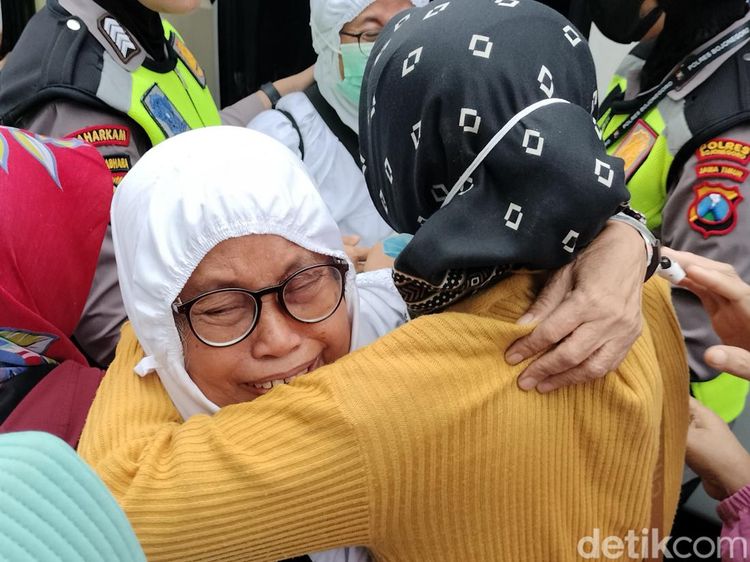Tangis Haru Keluarga Sambut Kepulangan Tamu Allah di Bojonegoro