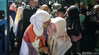 Mereka saling berpelukan meluapkan rindu (Foto: Ainur Rofiq/detikJatim)
