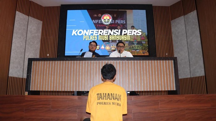 Tersangka PT (26), pemilik sumur minyak ilegal di Muba saat diamankan polisi.
