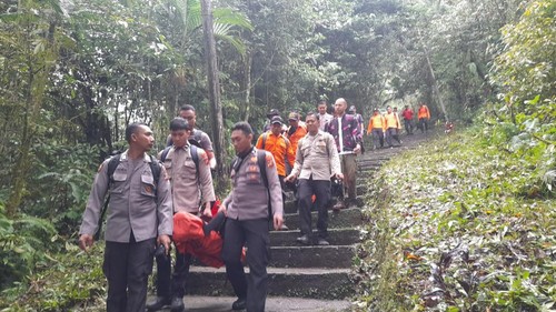 Tim gabungan melakukan pencarian kedua pria yang tersesat di Gunung Adeng, Kecamatan Baturiti, Tabanan pada Minggu (23/6/2024).