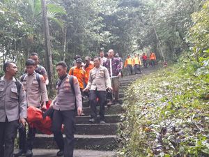 2 Pendaki Ditemukan Selamat Setelah Semalaman Tersesat di Gunung Adeng Bali