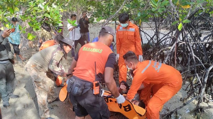 Tim SAR Gabungan mengevakuasi korban.