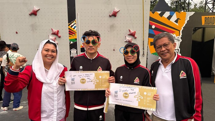 Veddriq Leonardo dan Rajiah Salsabillah, diapit oleh Ketua Umum FPTI Yenny Wahid dan Wakil Ketua Bidang Panjat Tebing Alam dan Rekreasi FPTI Rocky Gerung.