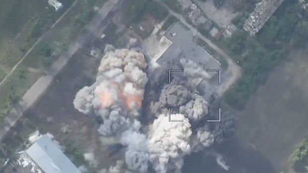 Video serangan bom luncur FAB-3000 UKPK milik Rusia. (Tangkapan layar @RALee85)
