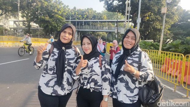 Warga asal Cengkareng, Jakbar, Nani (53) ikut memeriahkan Jakarta Marathon di kawasan Monas (Dwi R/detikcom)